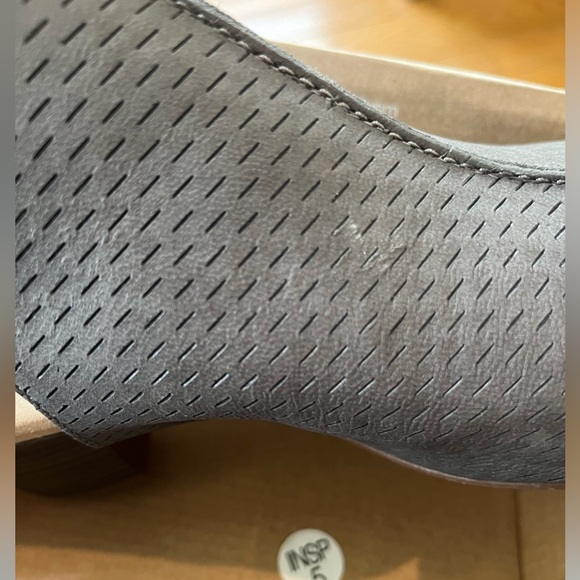 Clark's Leather Perforated Peep-Toe Sandal Size 7 wide - Picture 8 of 8